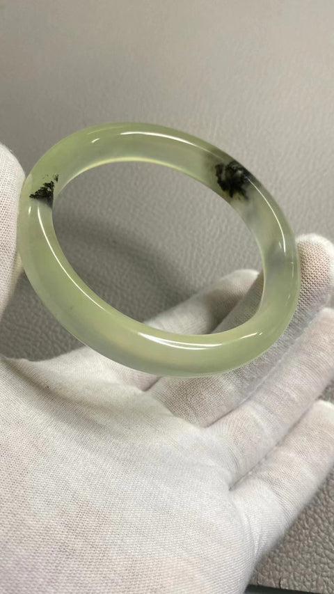 Gelang Tinta Giok Cui Giok bersih, halus dan hangat Ukuran 59-61mm Ukuran 60.2mm Lebar sisi 11.8mm Giok terbentuk secara alami Pola acak Termasuk ongkos kirim dan pajak