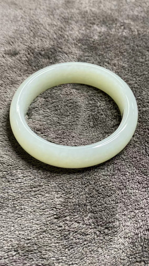 Gelang giok Hetian alami berwarna indah Ukuran 55-57mm Ukuran 56.5mm Lebar sisi 15.3mm Batu giok terjadi secara alami Pola acak Pajak pengiriman sudah termasuk.