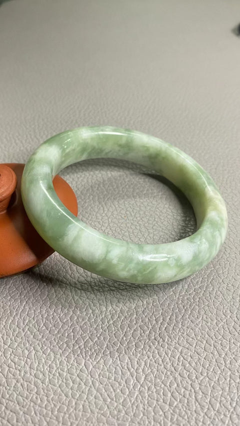 Gelang Giok Cui Giok Minyak Tua Ukuran 57-59mm Ukuran 58.3mm Lebar Sisi 14mm Giok ini terbentuk secara alami dan polanya acak Sudah termasuk pajak pengiriman.