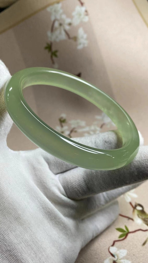 Gelang Mulut Besar Giok Halus Ukuran 68.4mm Lebar 11.7mm Giok terjadi secara alami Pola acak Termasuk pajak pengiriman.