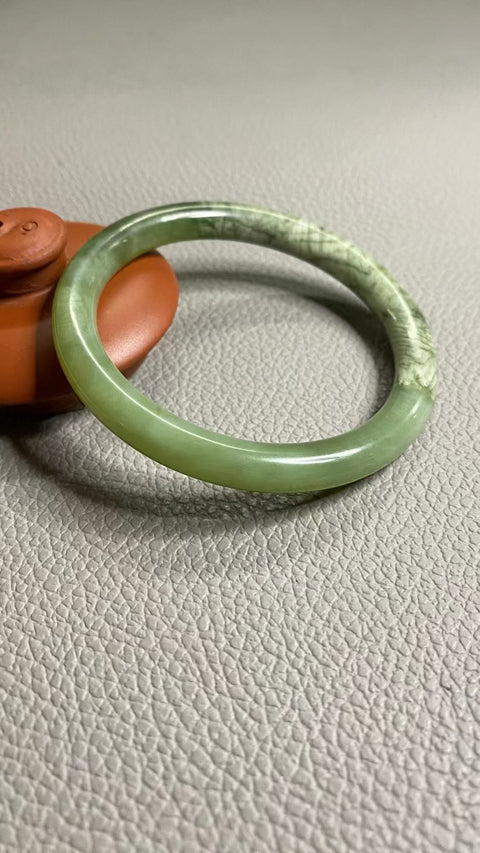 Gelang Strip Kecantikan Giok Cui Giok Alami Gelang Setengah Giok Setengah Giok Ukuran 57-59mm Ukuran 58.5mm Giok semuanya terjadi secara alami Pola acak termasuk pajak pengiriman