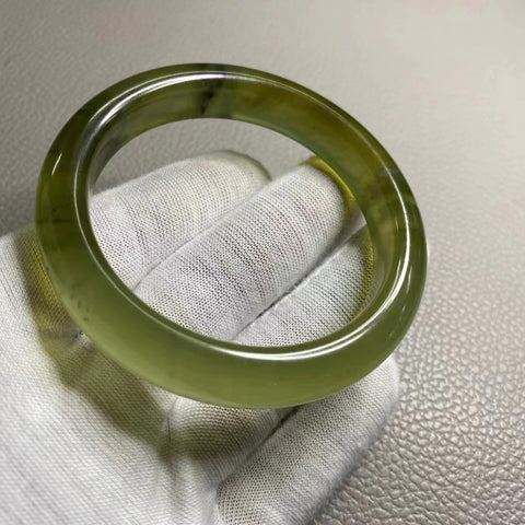 Gelang Lukisan Warna Musim Semi Giok Cui Giok Alami Ukuran 55-57mm Ukuran 56.7mm Lebar Samping 12.2mm Giok ini terbentuk secara alami dan polanya acak.