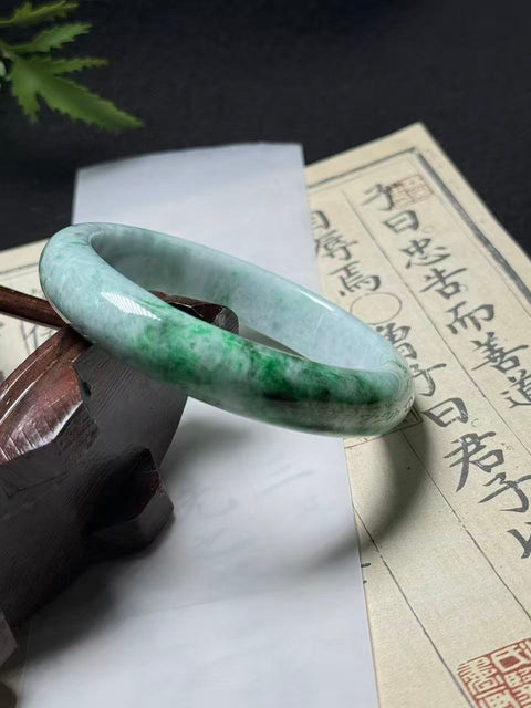 Gelang giok alami Grade A berwarna hijau cerah, Indah dan elegan saat dikenakan. Diameter : 58×12.8×8.1㎜ , Semua Batu Terbentuk Secara Alami. Gratis Ongkos Kirim Dan Pajak.