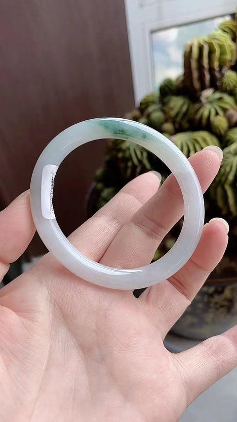 Gelang barang dari batu giok alami Ukuran 54mm Bahan lubang tua Gaya klausul kecantikan Penuh dengan air batu giok yang secara alami terjadi secara acak Termasuk ongkos kirim dan pajak