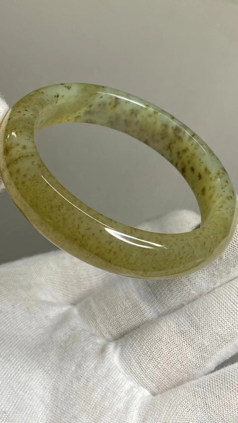 Gelang Selada Air Giok Cui Halus Ukuran 54-56mm Ukuran 55mm Lebar Sisi 12.7mm Batu giok muncul secara alami dan polanya acak Sudah termasuk pajak pengiriman.