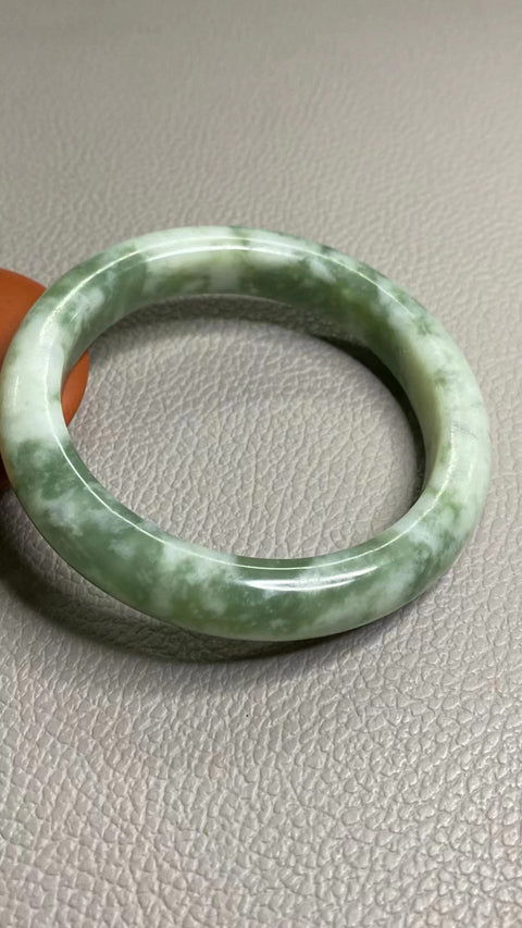 Gelang Cui Giok Minyak Tua Cui Giok bersih, halus dan hangat Ukuran 59-61mm Ukuran 60.5mm Lebar sisi 12.5mm Giok terbentuk secara alami Pola acak Sudah termasuk pajak pengiriman.