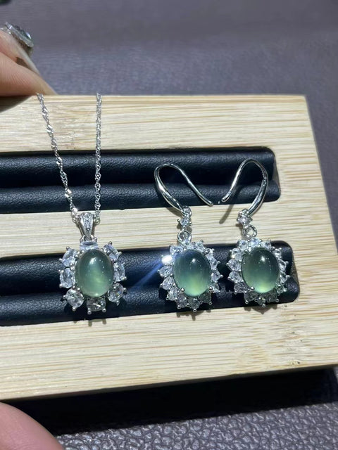 Set Es Tinggi Giok Cui Alami dalam 925 Perak Ukuran 10 * 8mm Giok bersih, halus dan hangat Gayanya indah & sudah termasuk ongkos kirim dan pajak.