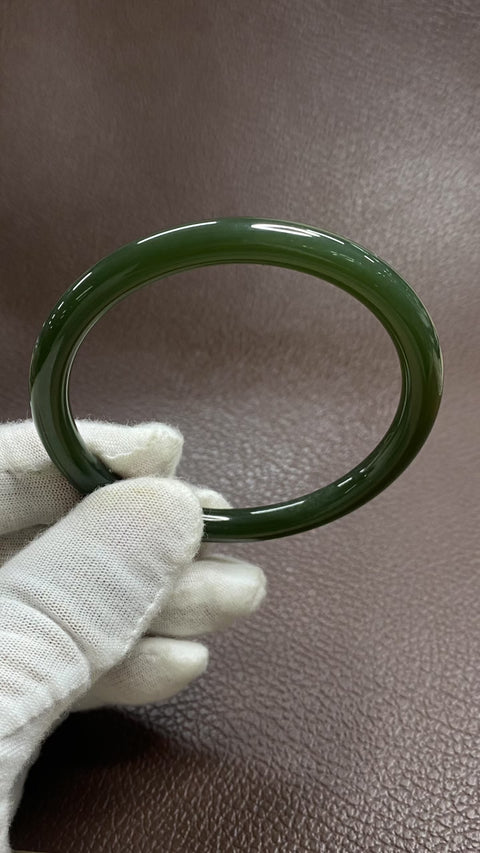 Gelang giok Hetian model "Meiren Tiao" (model ramping) yang sangat indah. Gioknya memiliki berkilau, Diameter 55,2 mm, ketebalan gelang 6,5 mm. Semua batu terbentuk secara alami, Gratis ongkos kirim dan pajak.