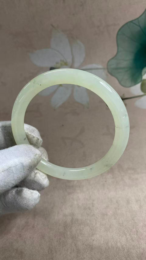 Gelang kecantikan giok Xiuyan yang indah, diameter dalam: 59mn, batu alam dihasilkan secara alami, polanya acak, termasuk pajak pengiriman