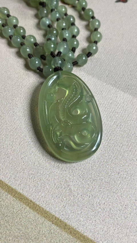 Liontin Ular Zodiak Giok Cui Jade Alami Ukuran 48 * 30mm Batu gioknya bersih, halus dan hangat, gayanya indah dan ukirannya sangat indah.