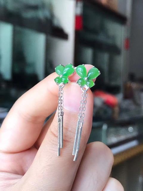Anting giok giok alami dari perak 925 dengan pengerjaan halus dan bahan yang hangat. Gaya yang sederhana dan elegan.