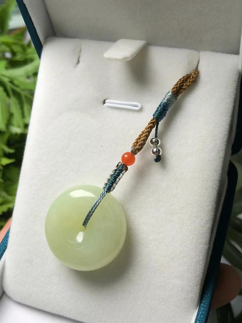 Liontin "Gesper Perdamaian" Giok Kuning dan Putih Gayanya modis dan klasik, elegan dan atmosfer Gioknya bersih dan halus, dan warnanya indah Ukuran: sekitar 25 x 9㎜ Sudah termasuk ongkos kirim dan pajak.