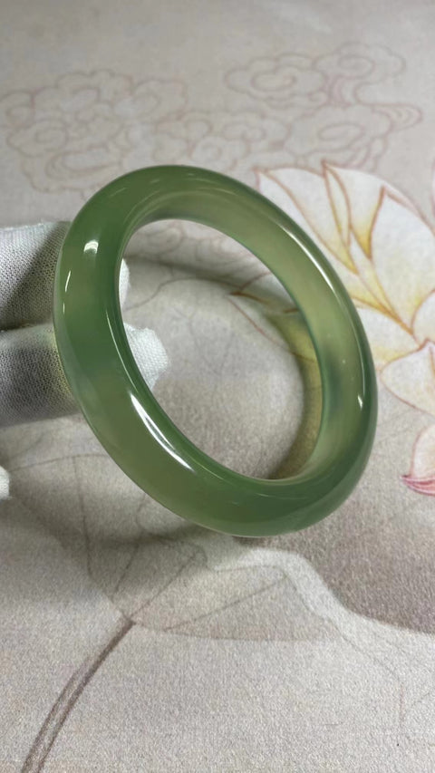 Gelang Bahan Tua Giok Ciu Giok Alami Warna Indah Ukuran 57-59mm Ukuran 58.5mm Lebar Sisi 12.3mm Giok ini semuanya terjadi secara alami Pola acak Sudah termasuk pajak pengiriman.