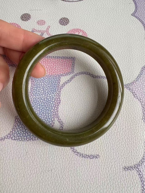 Gelang giok Xiuyan yang indah, diameter dalam: 61 mm, lebar tepi: 14,6 mm. Batunya terbentuk secara alami, dan polanya acak. Biaya pengiriman dan pajak sudah termasuk.
