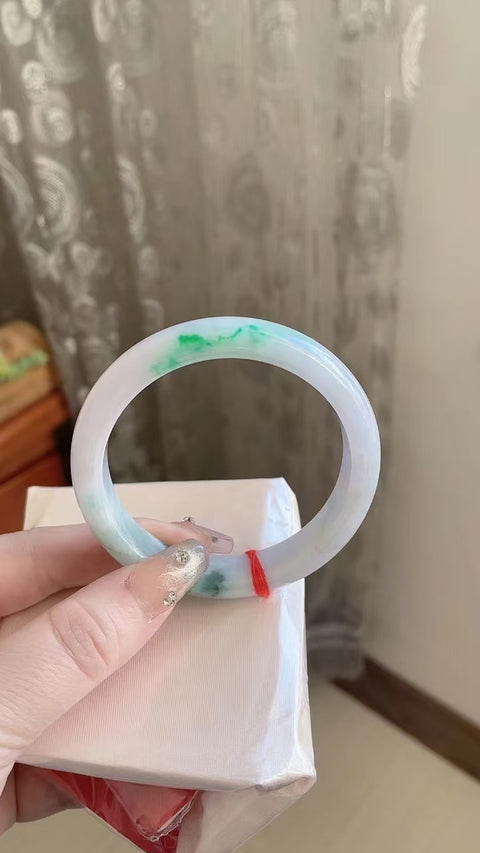 Gelang Jadeite Alami Bahan Pit Tua Dasar yang halus dan hangat Gaya elegan dan elegan Ukuran 57mm Giok terjadi secara alami Pola acak sudah termasuk pajak pengiriman.