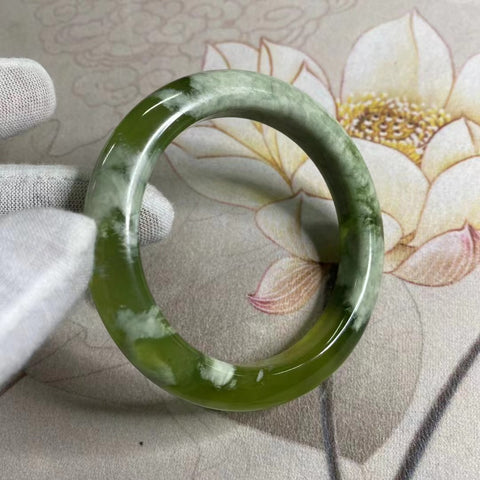 Gelang Giok Cui Alami Qingti Milkcap Ukuran 59-61mm Ukuran 60.2mm Lebar Sisi 11.6mm Giok terbentuk secara alami Pola acak Sudah termasuk pajak pengiriman.