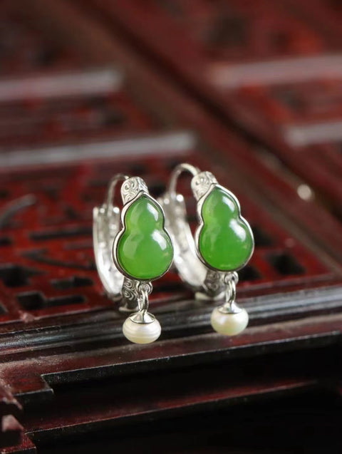 Anting-anting giok alami yang terbuat dari perak 925, giok yang bersih dan halus, gaya yang indah, sudah termasuk pajak pengiriman.