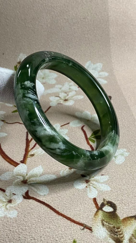 Gelang Bahan Giok Cui Alami 180 Ukuran 57-59mm Ukuran 58.1mm Lebar Sisi 12mm Batu giok terbentuk secara alami dan polanya acak Sudah termasuk ongkos kirim dan pajak.