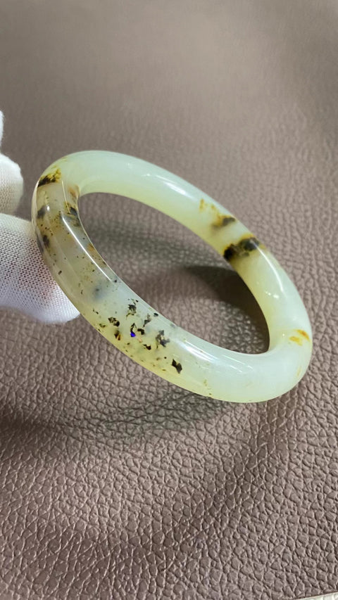 Gelang Giok Cui Alami Ukuran 56-58mm Ukuran 57.5mm Lebar Sisi 10.3mm Giok terbentuk secara alami Pola acak Pengiriman dan pajak sudah termasuk.