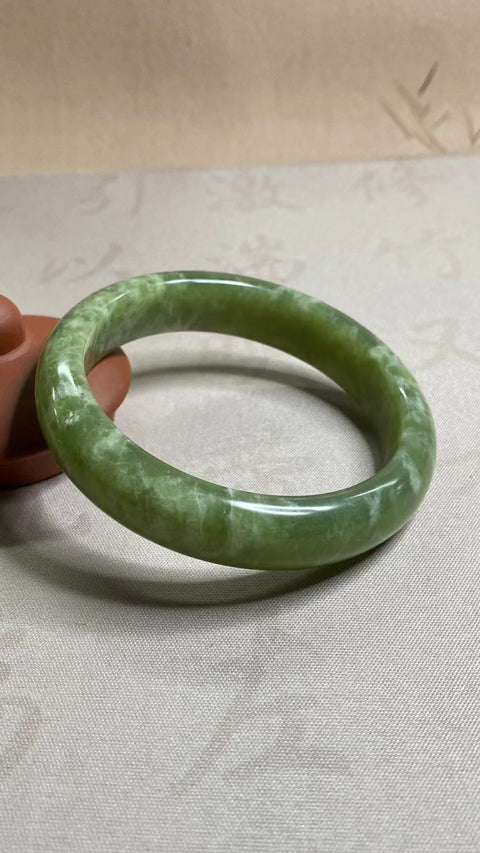 Gelang Cui Giok Minyak Cui Tua Ukuran 61-63mm Ukuran 62.1mm Lebar 13.9mm Giok terjadi secara alami Pola acak Termasuk pajak pengiriman.