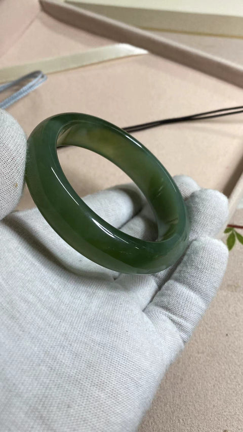 Gelang Giok Cui Halus Ukuran 55-57mm Ukuran 56.5mm Lebar 15.1mm Giok terjadi secara alami Pola acak Termasuk pajak pengiriman.