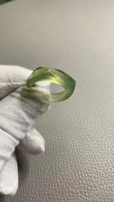 Cincin Berlian Giok Cui Giok Alami Ukuran 17-20mm Giok yang bersih, halus dan hangat.