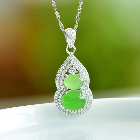 10499 Kalung Labu Jasper Alami yang terbuat dari perak 925. Batu giok ini bersih, halus, dan lembap.