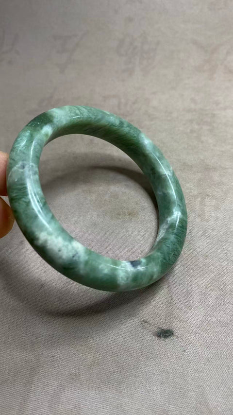 Gelang giok minyak tua giok Xiuyan yang indah, giok hijau mengambang, kekayaan seumur hidup, masing-masing warnanya unik, diameter 59,8mm, lebar sisi 12,5mm, batu alam dihasilkan secara alami, polanya acak, termasuk pajak pengiriman