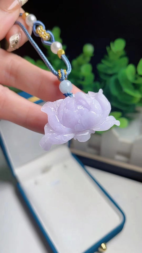 Batu Giok Alam Jadeite Liontin Bunga Mekar Batu giok bersih, halus dan hangat dengan warna yang indah Ukuran 4.1 * 2.2mm Pengiriman dan pajak sudah termasuk.