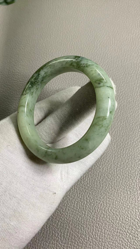 Giok Cui Halus, Gelang Cui Minyak Tua Ukuran 58-60mm Ukuran 59.1mm Lebar Sisi 13mm Giok ini terbentuk secara alami dan polanya acak Sudah termasuk pajak pengiriman.