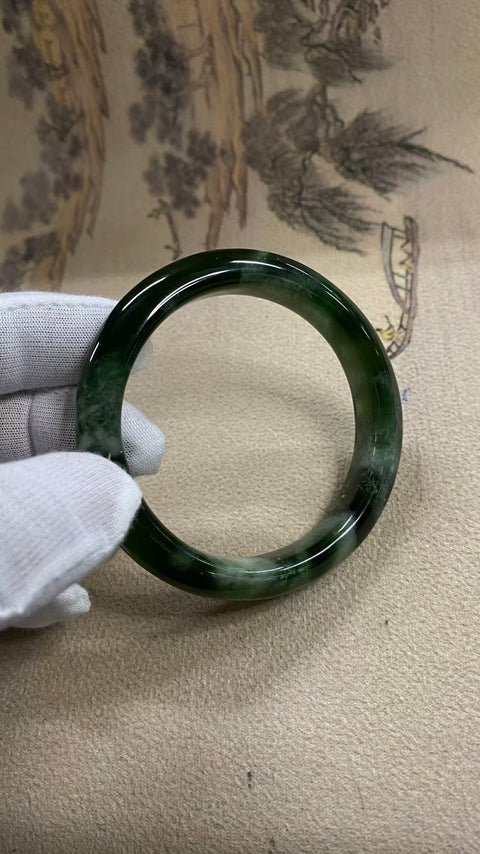 Gelang giok Xiuyan yang indah, berwarna hijau pekat dengan zamrud yang berkilauan, Diameter 57,2 mm, lebar tepi: 11,8 mm. Semua Batu Terbentuk Secara Alami. Gratis Ongkos Kirim Dan Pajak.