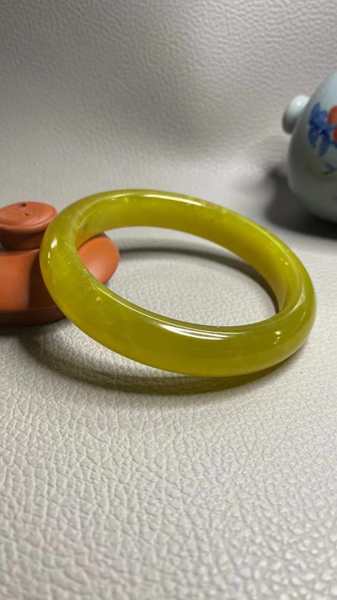 Gelang Bunga Emas Giok Cui Giok Alami Ukuran 63-65mm Ukuran 64.8mm Lebar Sisi 13.4mm Giok semuanya terjadi secara alami Pola acak termasuk pajak pengiriman