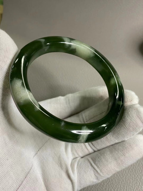 Gelang Giok Cui Alami Ukuran 61-63mm Ukuran 62.6mm Lebar Sisi 11.7mm Giok terjadi secara alami Pola acak Sudah termasuk pajak pengiriman