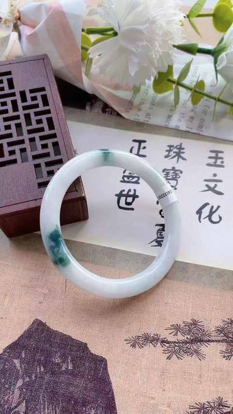 Gelang barang dari batu giok alami Bahan lubang tua Ukuran kepala penuh Batu giok 56,3 mm Pola muncul secara alami Pola acak Termasuk ongkos kirim dan pajak
