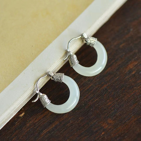 925 Perak dengan Anting Setengah Lingkaran Giok Hotan dengan Gaya Perak Polos sederhana dan elegan, gioknya hangat dan halus, ukuran giok 5 * 21mm, termasuk ongkos kirim dan pajak.