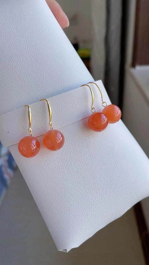Earhook merah alami yang terbuat dari bahan perak 925, bersih dan halus, ukuran 1.0mm, sudah termasuk ongkos kirim dan pajak.