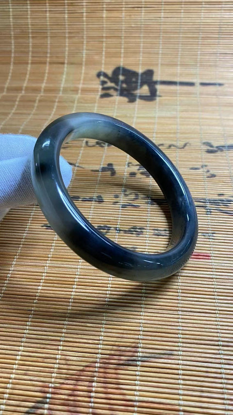 Gelang Tinta Giok Cui Cui di atas Es Ukuran 64-66mm Ukuran 65.2mm Lebar 12.3mm Giok Cui Cui halus dan hangat dengan warna-warna yang indah Pengiriman dan pajak sudah termasuk.