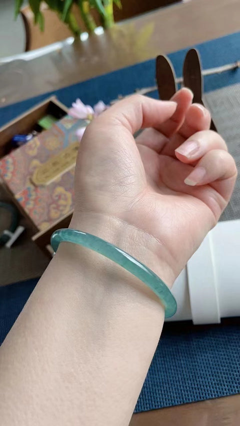Gelang giok biru alami, material tambang lama, diameter 57mm, ketebalan 6mm. Semua batu terbentuk secara alami, gratis ongkos kirim dan pajak.