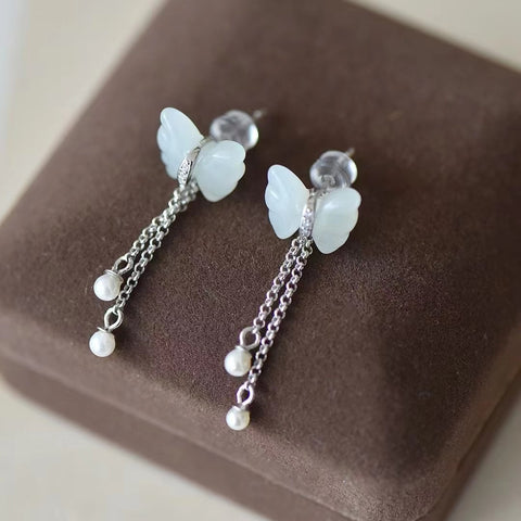 2721 Anting Kupu-kupu Giok Hetian Alami yang terbuat dari perak 925 Ukuran 10 * 12mm Giok bersih, halus dan hangat Gayanya cantik dan anggun Sudah termasuk pajak pengiriman.