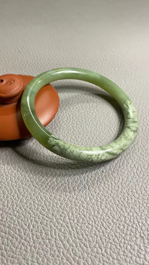 Gelang Strip Kecantikan Giok Cui Giok Alami Gelang Setengah Giok Setengah Giok Ukuran 57-59mm Ukuran 58.5mm Giok semuanya terjadi secara alami Pola acak termasuk pajak pengiriman