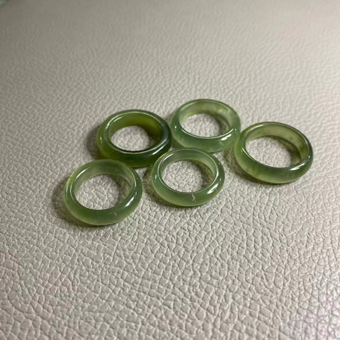 Ukuran Cincin Hijau Es Giok Cui Giok Alami Seperti yang Ditunjukkan Giok baik-baik saja dan hangat Termasuk ongkos kirim dan pajak.