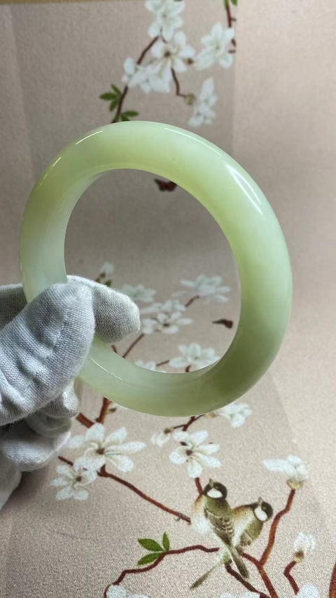 Gelang Gradien Giok Cui Alami Ukuran 59-61mm Ukuran 60.5mm Lebar Sisi 13.8mm Giok semuanya terjadi secara alami Pola acak termasuk pajak pengiriman