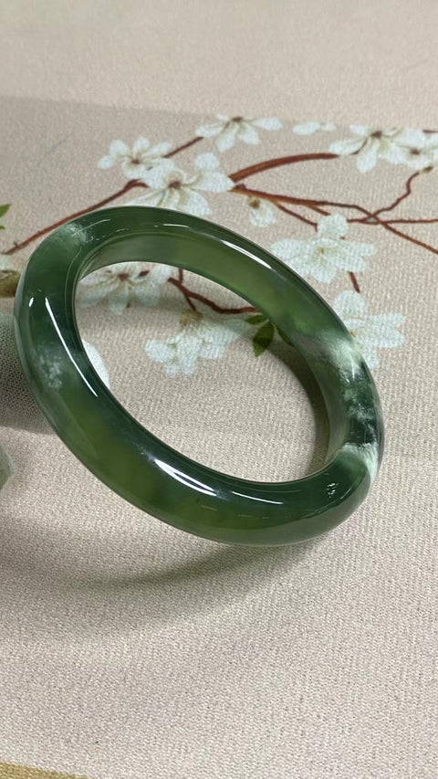Gelang Milkcap Cui Jade Tsingti Giok Alami Ukuran 59-61mm Ukuran 60.2mm Lebar Samping 11.5mm Giok terjadi secara alami Pola acak Termasuk Pajak Pengiriman