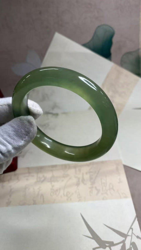 Gelang giok Xiuyan bermulut besar yang indah, berwarna hijau dengan tekstur sedikit katun. Diameter dalam: 61,8 mm, lebar samping: 13,1 mm. Batu alam terbentuk secara alami, dan polanya acak. Biaya pengiriman dan pajak sudah termasuk.