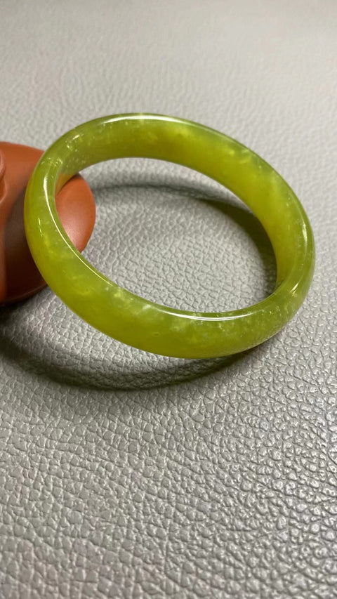 Gelang Giok Cui Giok Emas Kuning Giok Giok Ukuran 57-59mm Ukuran 58.1mm Lebar Sisi 14.6mm Giok adalah semua yang terjadi secara alami Pola acak termasuk pajak pengiriman