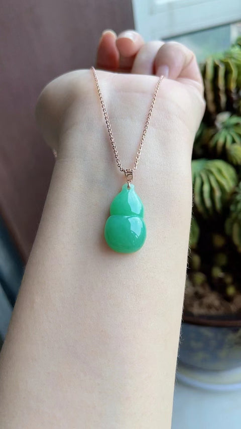 Kalung Labu Jadeite Alami Pengaturan Emas 18k Ukuran 2.3 * 1.4cm Batu giok bersih dan halus dengan pola yang indah sudah termasuk pajak pengiriman.