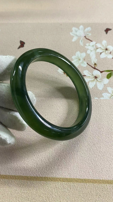 Gelang hijau penuh giok Cui halus, kaliber 62,5 mm, ketebalan batang 11,5 mm Giok ini terbentuk secara alami dengan pola acak Pajak pengiriman sudah termasuk.