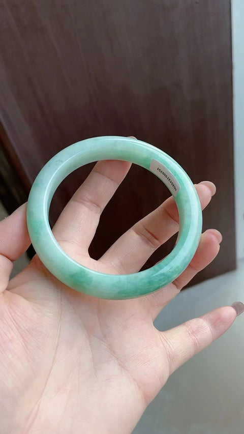 Gelang jadeite giok alami, warna dasar hijau kacang, tampak memukau di pergelangan tangan, diameter 60mm. Pengiriman gratis ongkir dan pajak.