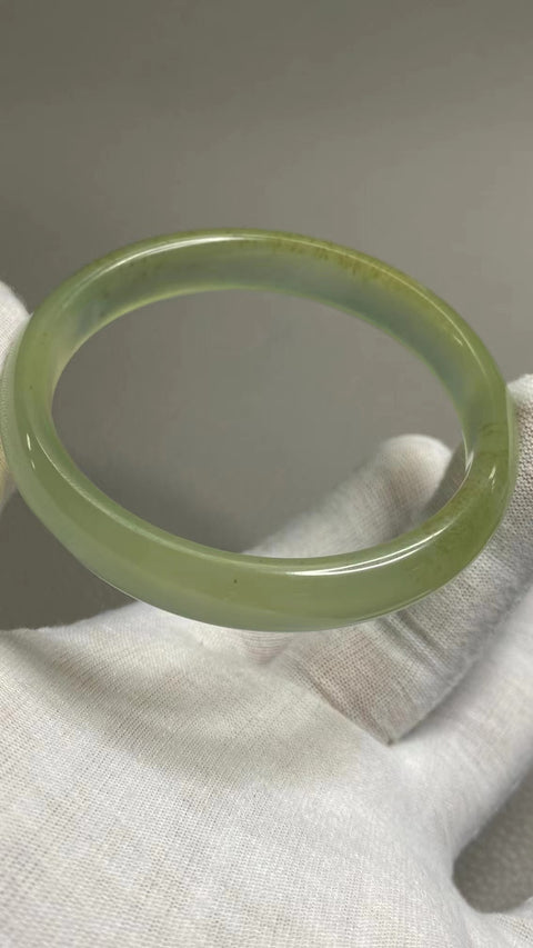 Gelang Selada Air Hijau Es Giok Cui Fine Jade Ukuran 59-61mm Ukuran 60.3mm Lebar Sisi 11mm Giok terjadi secara alami Pola acak Termasuk pajak pengiriman.