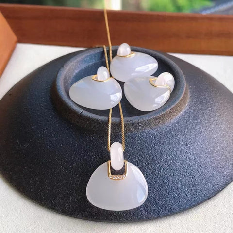 Kalung Giok Hetian Alami 925 Perak Tatahan Giok bersih dan halus serta hangat Ukuran 8 * 10mm Giok bersih dan halus serta hangat Termasuk ongkos kirim dan pajak.